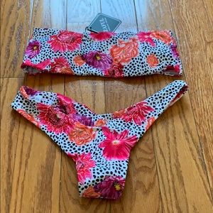 Bandeau Floral Bikini.